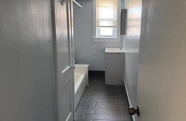 4724-26 LONGSHORE Avenue unit: 6