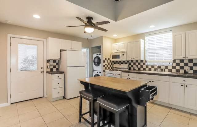927 East Shadowlawn AvenueB