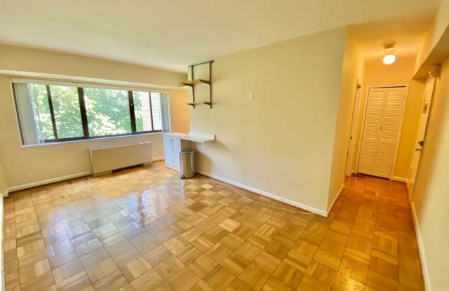 Wilshire Park Condo Studio with Den with Park views in Cleveland Park!