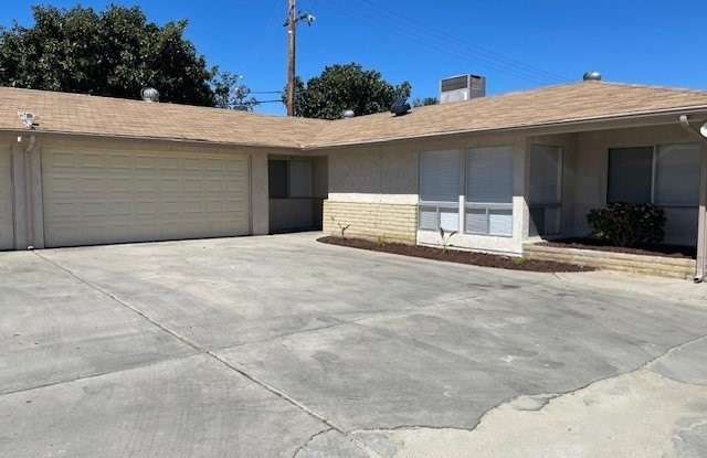 876 W Whittier Avenue