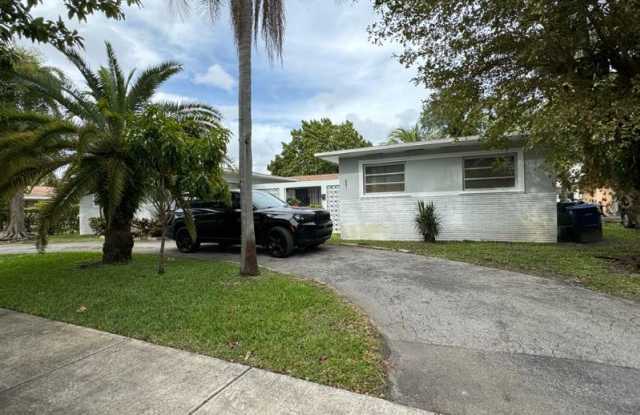 655 NE 151ST ST 657 - 655 Northeast 151st Street, Golden Glades, FL 33162