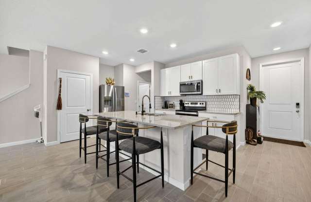 5652 SE Edgewater Circle