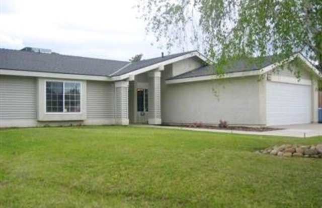 4601 Glengary Place 3+2 in Southwest Bakersfield With Pool