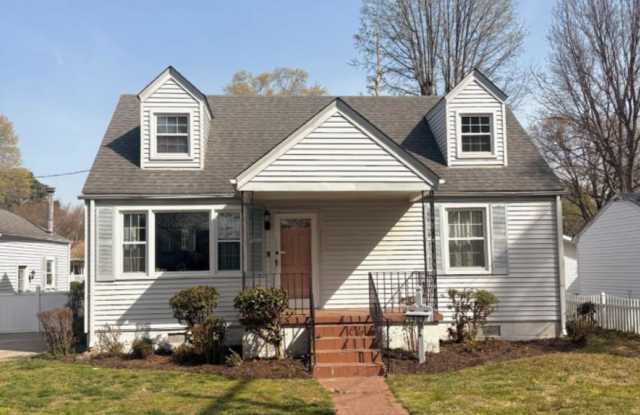 5 Bed 2 Bath Home for Rent in Chesapeake!