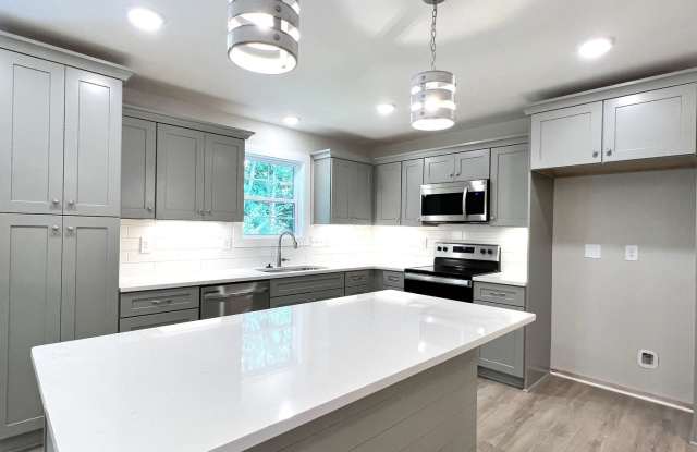 TOWNHOME ON WEST SIDE NEAR FIVE OAKS GOLF COURSE!