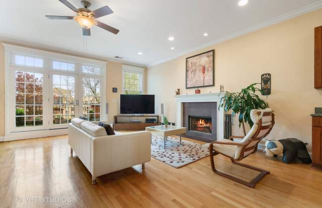 3820 N GREENVIEW Avenue