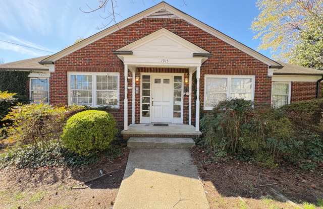 2 Bedroom, 1 Bathroom Apartment in Greensboro!