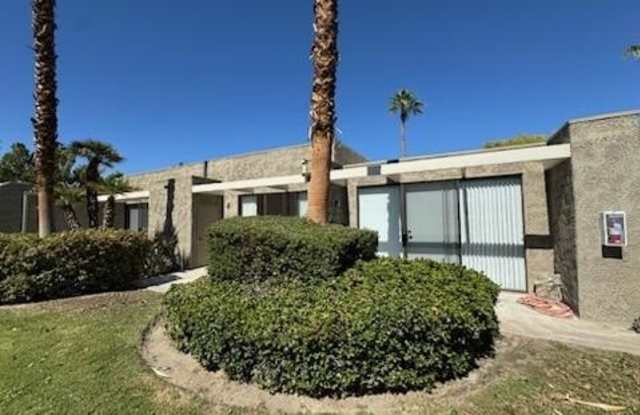 837 N Calle De Pinos