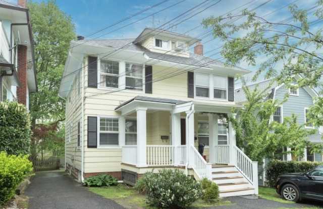 Photo of 584 Ridgewood Rd Apt 2