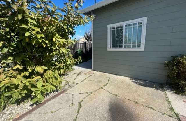 Fully Furnished Cozy Studio! - 556 Stoneford Avenue, Oakland, CA 94603