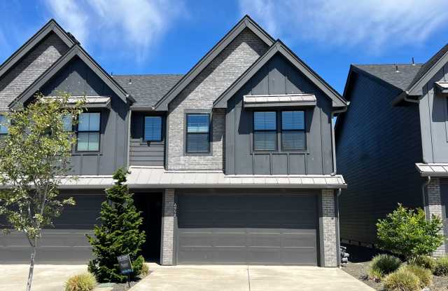 End Unit Luxury Townhome for Lease at the Courtyards at Hidden Crest - 6958 NE 131st Way