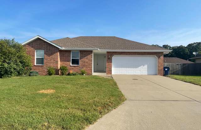 Great 3 bedroom 2 bathroom Home in Ozark AVAILABLE NOW!