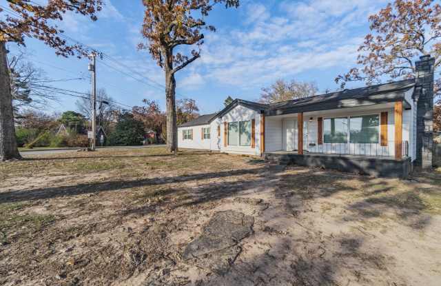 Photo of Beautiful Newly Remodeled 3 Bed / 2 Bath Home in Fort Smith (2875 sqft)