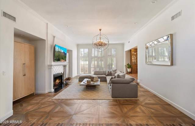 6533 E Maverick Road