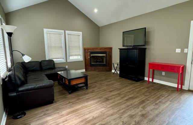 Single Family Home for Rent - Direct access to Purcell Park!