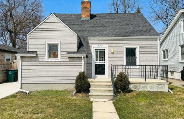 Charming 3 Bedroom Bungalow in Prime Ferndale Location!