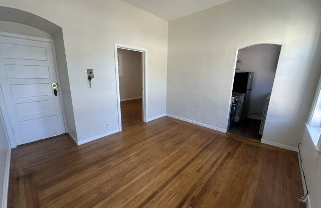 2318 Santa Clara Ave #E - 1 bedroom | 1  bath