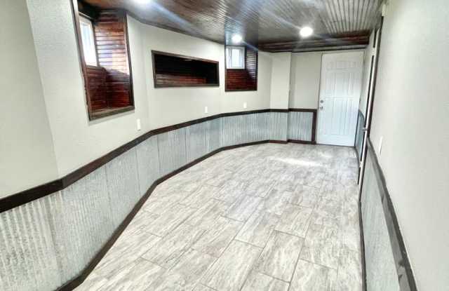 Large historic 6 bedroom 3 bathroom in Blackstone!