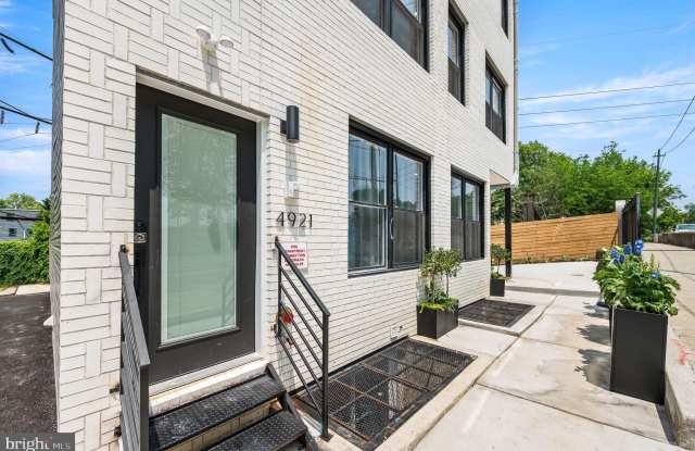 4921 CHESTER Avenue unit: 302