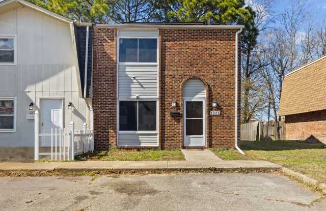 Bright & Cozy 2-Bedroom Townhouse with Solar Panels – Virginia Beach