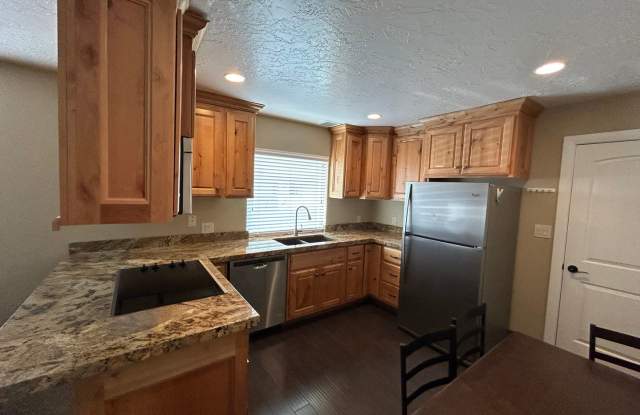 2 bed, 2 bath, 1 car garage townhome for rent - 142 East 500 South, St. George, UT 84770