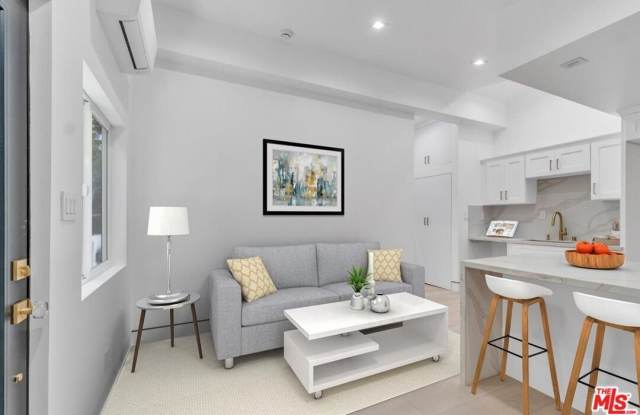 5561 1/2 El Canon Ave