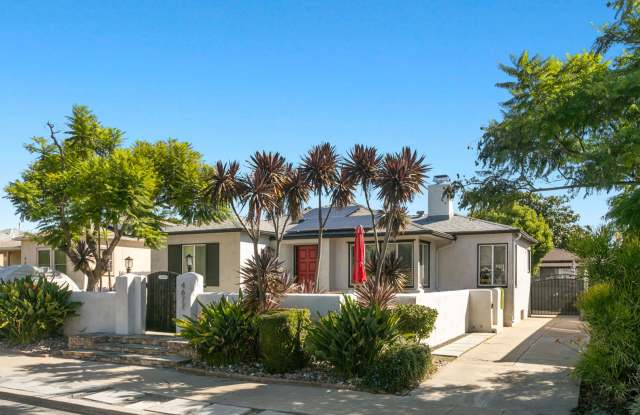 Spacious Talmadge Home WITH POOL!