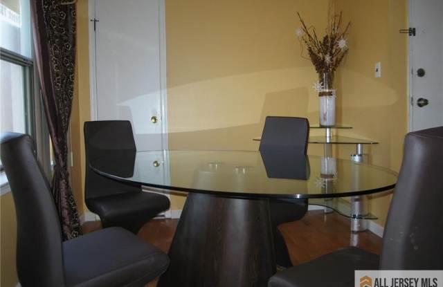 1102 N Oaks Boulevard