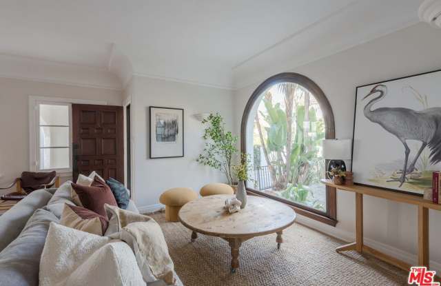 Photo of 7464 Hollywood Blvd