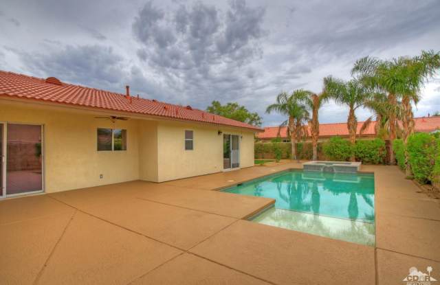 43595 Reclinata Way