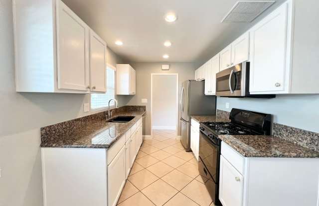 Inviting 3-Bedroom House in El Dorado - Massive Yard  Garage