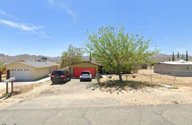 3BD/2BA Single Family Home with POOL! – $200 OFF FIRST MONTHS RENTS