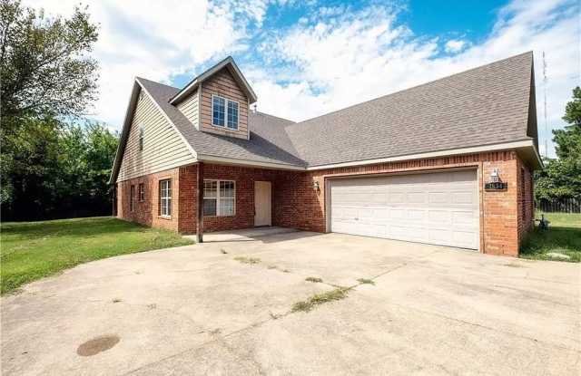 1834 Creekmore  DR - 1834 West Creekmore Drive, Fayetteville, AR 72703