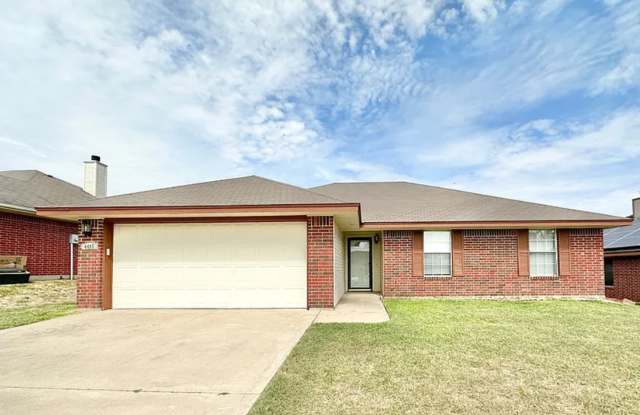 4 Bedroom 2 Bath - Convenient Location