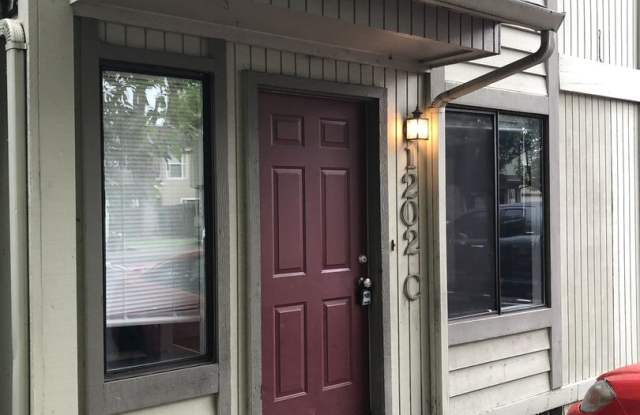 Nice 2 Story 3 Bedroomd 2 Bathrooms-Townhome