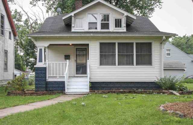 Updated 3 Bedroom Home- deck/yard