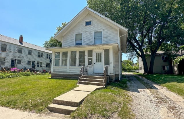 327 Stanton Ave - 327 Stanton Avenue, Ames, IA 50014