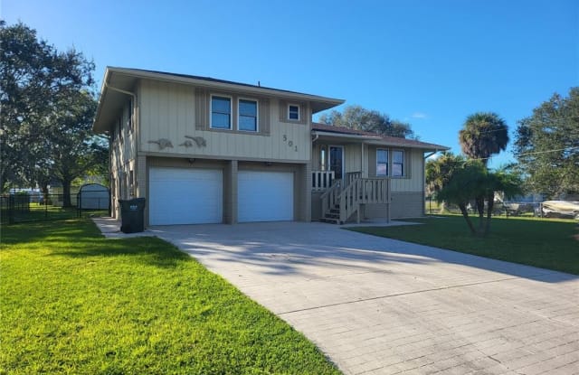 301 10TH STREET SW - 301 10th Street Southwest, Ruskin, FL 33570