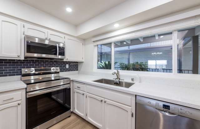 Beautiful 55+ Condo in Oceanside!