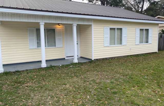 Photo of **MANAGERS SPECIAL $250 OFF FIRST MONTH RENT*** 3 bedroom, Pet Friendly