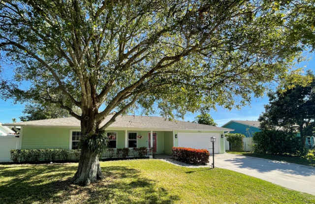 3/2/2 in Jensen Park Estates - with a bonus room!