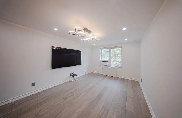 2553 E 7th St Apt 3F