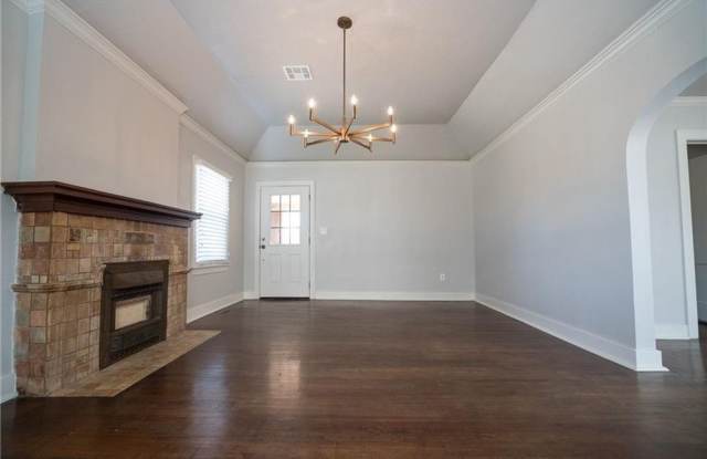 Home in Crestwood + Near Plaza + 3 bedrooms + 2 bathrooms