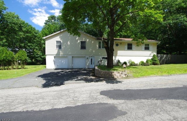 7 TEMPLE TRL - 7 Temple Trail, Hopatcong, NJ 07843