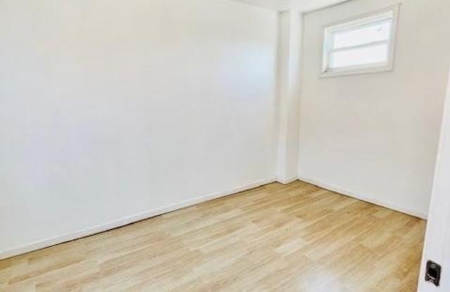 240 W GLENWOOD AVENUE