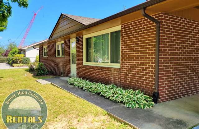 3bd/2ba Ranch House Next to Watauga Medical Center