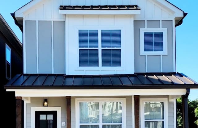 Modern 3-Bedroom Townhome with Pool Access Near Downtown Cookeville