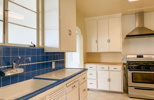 671 N Santa Cruz Ave