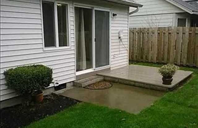 3 Bedroom 2 Bath Renovated House with/ Fenced Backyard on Dead End Street