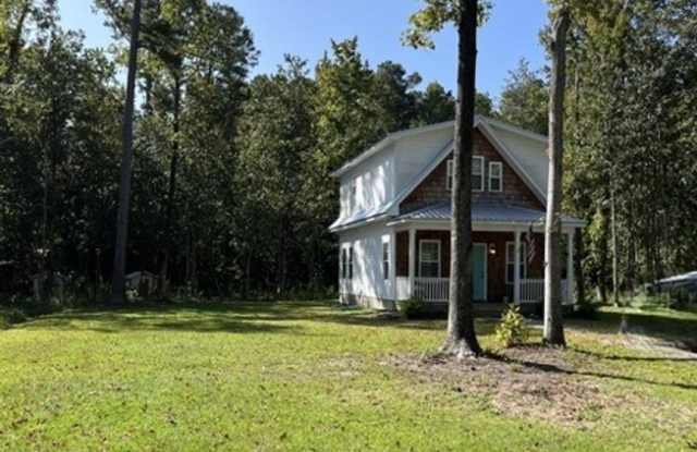 CASTLEY HAYNE - Charming Craftsman style bungalow!